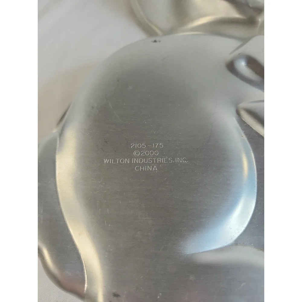 Vintage 2000 Wilton Easter Bunny Aluminum Cake Pan‎